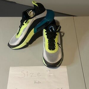 Nike Kids Black and Neon Green Sneakers